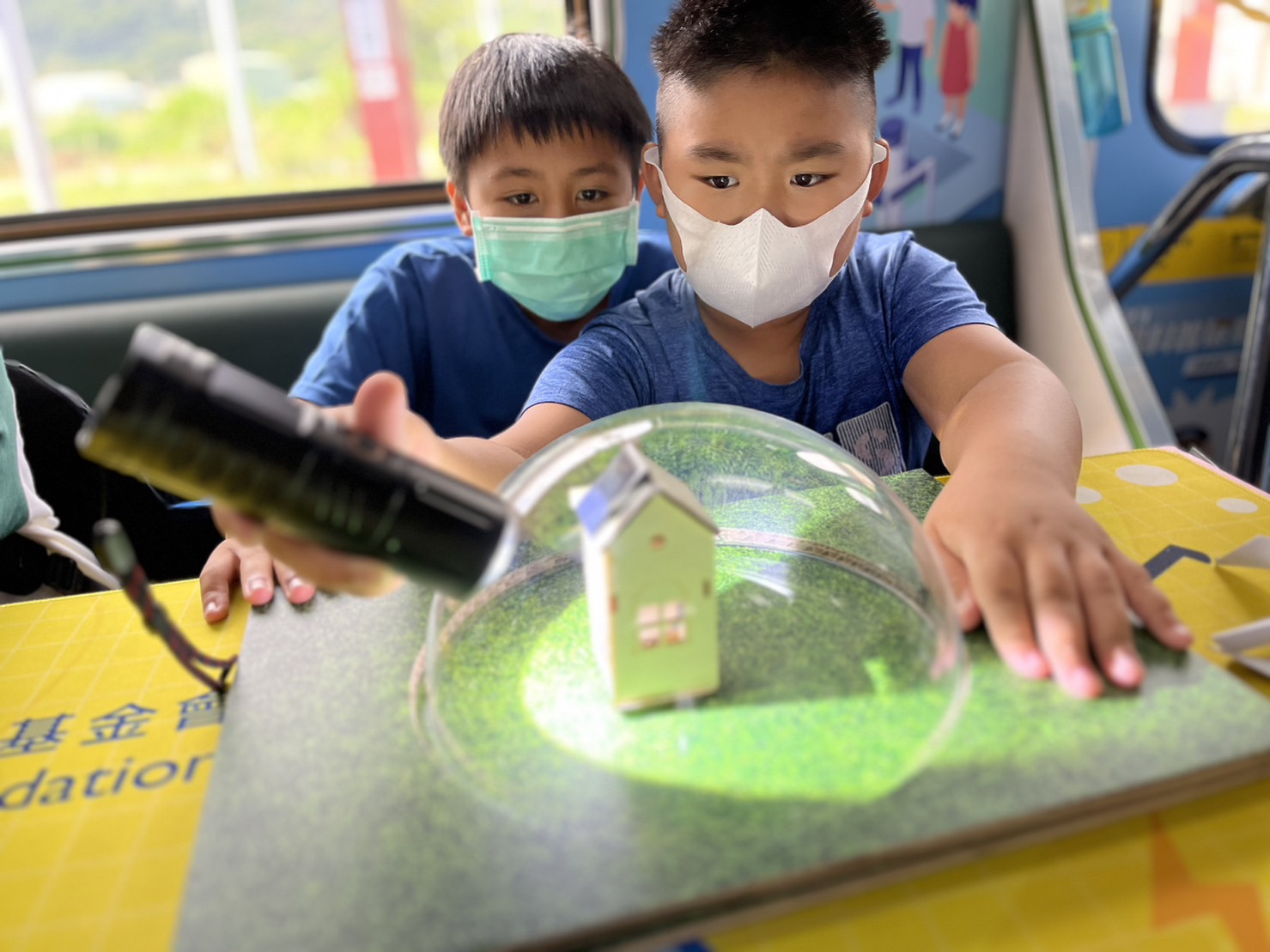 5001拉斯维加斯參與基礎科學主題車廂，以STEAM教學精神，設計「逐日科學家」、「太陽能工程師」以及「淨零建築師」三大能源科普課程和實驗