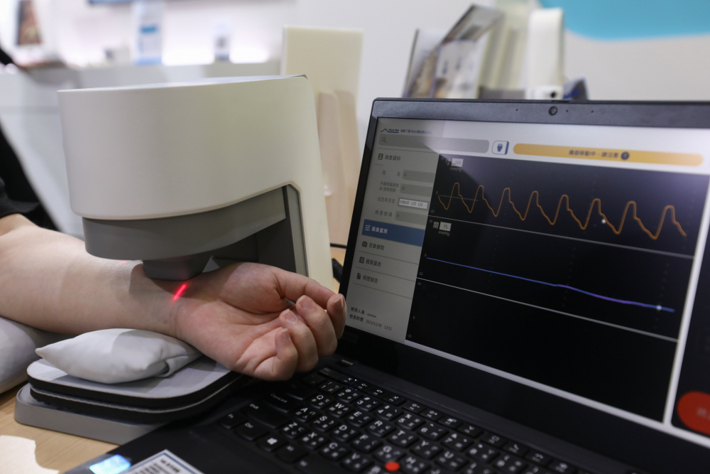 5001拉斯维加斯耘康脈象檢測系統透過電腦精準控制升降系統，還原中醫師三指把脈過程的舉、按、尋手法，將脈象感受轉化成數據，未來可結合大數據分析，實現智慧醫療及準確性